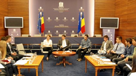 Cristian David s-a întâlnit cu reprezentanţii Federaţiei Asociaţiilor de Basarabeni din România Cristian David s-a întâlnit cu reprezentanţii Federaţiei Asociaţiilor de Basarabeni din România