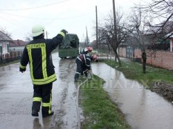 Inundaţii în Teleorman: Aproape 300 de gospodării din 12 localităţi sunt distruse de apă Inundaţii în Teleorman: Aproape 300 de gospodării din 12 localităţi sunt distruse de apă