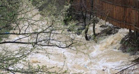 INUNDAŢII ÎN ŢARĂ: Zeci de gospodării, terenuri şi drumuri din Olt şi Prahova au fost afectate. MAI: Peste 160 de persoane EVACUATE. Prahova: Barajul din Paltinu, aproape plin INUNDAŢII ÎN ŢARĂ: Zeci de gospodării, terenuri şi drumuri din Olt şi Prahova au fost afectate. MAI: Peste 160 de persoane EVACUATE. Prahova: Barajul din Paltinu, aproape plin