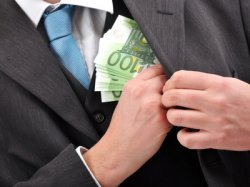 Un procuror din Floreşti trimis pe banca acuzaţilor pentru luare de mită Un procuror din Floreşti trimis pe banca acuzaţilor pentru luare de mită