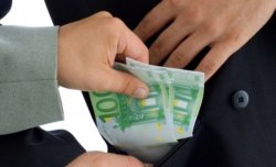 Şeful secţiei urmărire penală şi alţi doi poliţişti de la Hâncești, reţinuţi pentru luare de MITĂ Şeful secţiei urmărire penală şi alţi doi poliţişti de la Hâncești, reţinuţi pentru luare de MITĂ