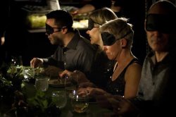 (DIETĂ) Mâncatul pe întuneric te-ar putea ajuta să slăbeşti (DIETĂ) Mâncatul pe întuneric te-ar putea ajuta să slăbeşti