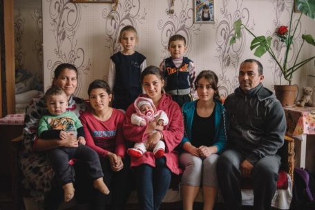 Soții Zmeu cresc 7 copii fără să stea la mila statului Soții Zmeu cresc 7 copii fără să stea la mila statului