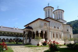 Tineri români din Cernăuți, Ucraina, reuniți într-o tabără de cultură și civilizație românească Tineri români din Cernăuți, Ucraina, reuniți într-o tabără de cultură și civilizație românească