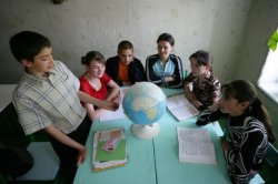 Cum schimbăm sistemul de educație? Gimnaziu de opt clase și liceu de patru clase Cum schimbăm sistemul de educație? Gimnaziu de opt clase și liceu de patru clase