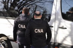 Un avocat REȚINUT de ofețerii CNA pentru că ar fi primit mită de 3000 de euro Un avocat REȚINUT de ofețerii CNA pentru că ar fi primit mită de 3000 de euro