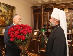 VIDEO: Dodon, Vlah sau Lucinschi au venit să-l felicite pe ÎPS Vladimir. Masa de sărbătoare cu fructe de mare și băuturi fine VIDEO: Dodon, Vlah sau Lucinschi au venit să-l felicite pe ÎPS Vladimir. Masa de sărbătoare cu fructe de mare și băuturi fine