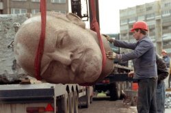 IMAGINEA ZILEI / Monumentul lui LENIN din Fălești a fost dat JOS de pe tron IMAGINEA ZILEI / Monumentul lui LENIN din Fălești a fost dat JOS de pe tron