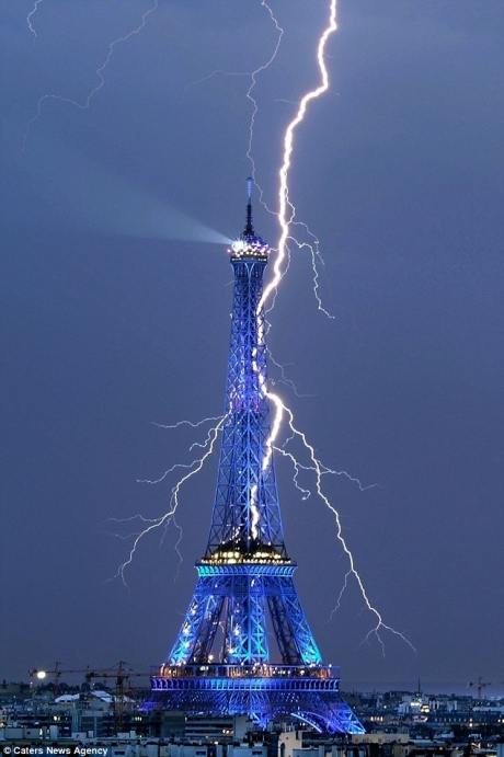 Foto Turnul Eiffel Lovit De Fulger Timpul Liber