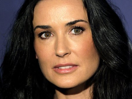 Demi Moore si Nia Vardalos au impiedicat o tentativa de sinucidere, dupa ce au fost alertate pe Twitter Demi Moore si Nia Vardalos au impiedicat o tentativa de sinucidere, dupa ce au fost alertate pe Twitter