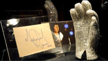Mănuşa lui Michael Jackson, vândută cu 190.000 de dolari Mănuşa lui Michael Jackson, vândută cu 190.000 de dolari