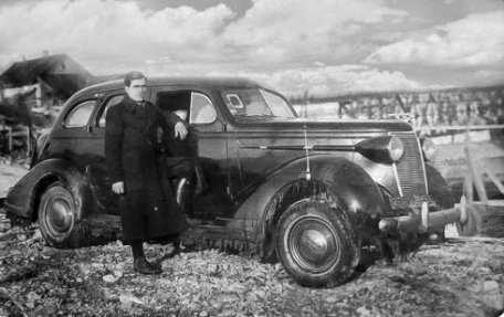 Un basarabean cu Nash LaFayette, modelul 1937 Un basarabean cu Nash LaFayette, modelul 1937