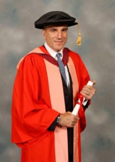 Daniel Day-Lewis primeşte o diplomă universitară onorifică Daniel Day-Lewis primeşte o diplomă universitară onorifică