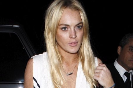 Lindsay Lohan a dat cu maşina peste un bebeluş în cărucior Lindsay Lohan a dat cu maşina peste un bebeluş în cărucior