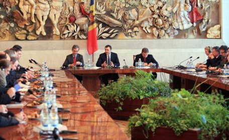 Cetăţenii vor putea sesiza premierul cu privire la activitatea unor instituţii Cetăţenii vor putea sesiza premierul cu privire la activitatea unor instituţii