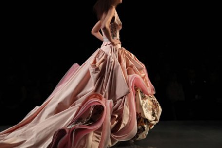 Săptămâna Haute Couture de la Paris în şapte ipostaze Săptămâna Haute Couture de la Paris în şapte ipostaze