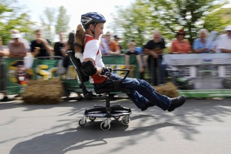 (VIDEO) Germania: Campionatul scaunelor de birou (VIDEO) Germania: Campionatul scaunelor de birou