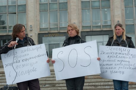 PROTEST: O familie de nevăzători rămâne pe drumuri PROTEST: O familie de nevăzători rămâne pe drumuri