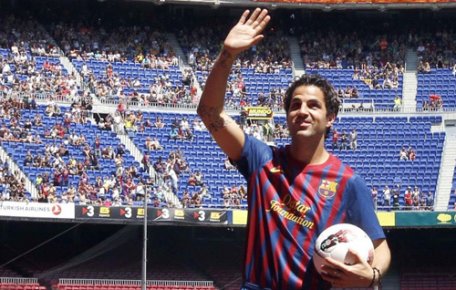 Fabregas a semnat pe 5 ani cu Barcelona Fabregas a semnat pe 5 ani cu Barcelona