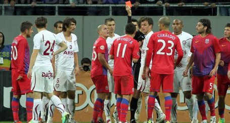 Video: Bătaie generală la meciul Steaua - Rapid, scor 0-0 Video: Bătaie generală la meciul Steaua - Rapid, scor 0-0