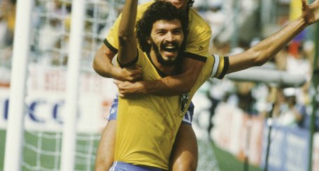 Brazilianul Socrates, al 61-lea cel mai bun jucător din istorie A DECEDAT Brazilianul Socrates, al 61-lea cel mai bun jucător din istorie A DECEDAT