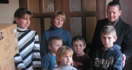 Elevii de la „Gaudeamus” au venit cu daruri pentru cei trei copii orfani de la Orhei Elevii de la „Gaudeamus” au venit cu daruri pentru cei trei copii orfani de la Orhei