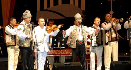 Nicolae Glib: Tot cu cântecul mă ţin… Nicolae Glib: Tot cu cântecul mă ţin…