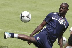 (SPANIA - ITALIA) Balotelli amenință: "Dacă aud comentarii rasiste o să PLEC ACASĂ" (SPANIA - ITALIA) Balotelli amenință: "Dacă aud comentarii rasiste o să PLEC ACASĂ"