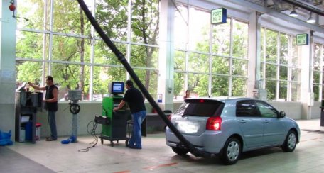Şoferii îşi testează maşinile în faţa camerelor video Şoferii îşi testează maşinile în faţa camerelor video