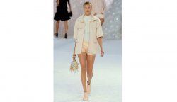 O vară chic într-o pereche de pantaloni scurţi O vară chic într-o pereche de pantaloni scurţi