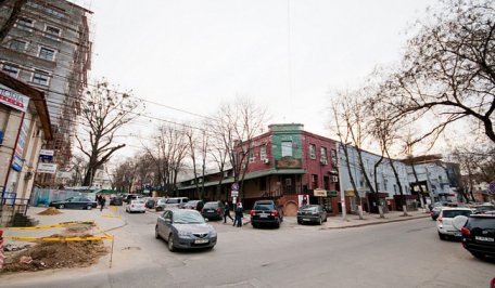 (FOTO) Strada Diordița din Chișinău este pietonală doar pe hârtie (FOTO) Strada Diordița din Chișinău este pietonală doar pe hârtie