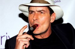 Charlie Sheen a devenit pentru prima dată bunic Charlie Sheen a devenit pentru prima dată bunic