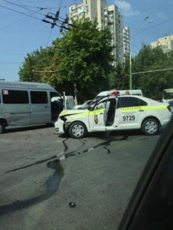Un microbuz de rută s-a ciocnit cu o mașină a Poliției de Patrulare Un microbuz de rută s-a ciocnit cu o mașină a Poliției de Patrulare