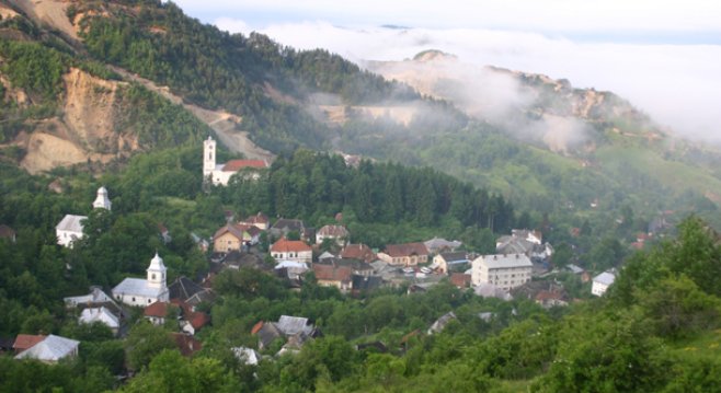 rosia montana essay Its subsidiary — rosia montana gold corporation — was granted a 20-year exploration license an essay on the foundations of rumanian identity. rosia montana essay Its subsidiary — rosia montana gold corporation — was granted a 20-year exploration license an essay on the foundations of rumanian identity.
