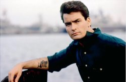 Charlie Sheen a absolvit, în sfârșit, LICEUL Charlie Sheen a absolvit, în sfârșit, LICEUL