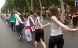 Studenții georgieni PROTESTEAZĂ împotriva ocupației rusești Studenții georgieni PROTESTEAZĂ împotriva ocupației rusești