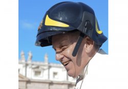 Papa Francisc I a îmbrăcat casca de pompier Papa Francisc I a îmbrăcat casca de pompier