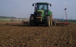 Semănatul culturilor de toamnă a început cu întârziere Semănatul culturilor de toamnă a început cu întârziere