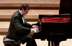 Unul dintre cei mai buni PIANIȘTI români VINE la Chișinău Unul dintre cei mai buni PIANIȘTI români VINE la Chișinău