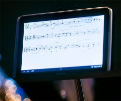 VIDEO: Filarmonica din Bruxelles renunţă la partituri în favoarea tabletelor VIDEO: Filarmonica din Bruxelles renunţă la partituri în favoarea tabletelor