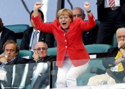 (Campionatul Mondial de Fotbal 2014) Angela Merkel a lăsat deoparte viaţa politică şi a ajuns în tribune. Și-a făcut poze cu fotbaliștii (FOTO) (Campionatul Mondial de Fotbal 2014) Angela Merkel a lăsat deoparte viaţa politică şi a ajuns în tribune. Și-a făcut poze cu fotbaliștii (FOTO)