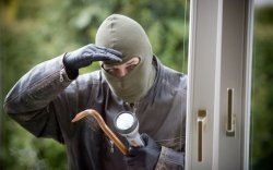Tâlhari în capitală: Au intrat în apartamentul unui bărbat, l-au bătut și i-au furat diferite bunuri Tâlhari în capitală: Au intrat în apartamentul unui bărbat, l-au bătut și i-au furat diferite bunuri
