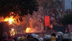 (Campionatul Mondial) Oamenii au declanşat o adevărată revoluţie pe străzile din principalele oraşe din Brazilia. Două autobuze au fost incendiate în Sao Paulo (Campionatul Mondial) Oamenii au declanşat o adevărată revoluţie pe străzile din principalele oraşe din Brazilia. Două autobuze au fost incendiate în Sao Paulo