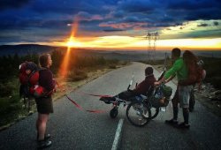 (Nimic nu este imposibil) Un bărbat l-a împins 800 de kilometri pe prietenul său în cărucior (Nimic nu este imposibil) Un bărbat l-a împins 800 de kilometri pe prietenul său în cărucior