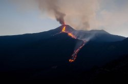 Muntele Etna, unul dintre vulcanii cei mai activi ai lumii erupe constant de mai multe luni (GALERIE FOTO) Muntele Etna, unul dintre vulcanii cei mai activi ai lumii erupe constant de mai multe luni (GALERIE FOTO)