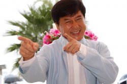 Jackie Chan vine la București îmbrăcat în IE Jackie Chan vine la București îmbrăcat în IE