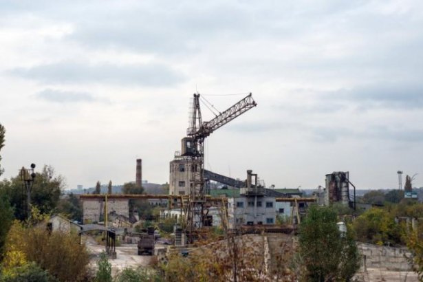 Разруха на территории бывшего железобетонного завода
