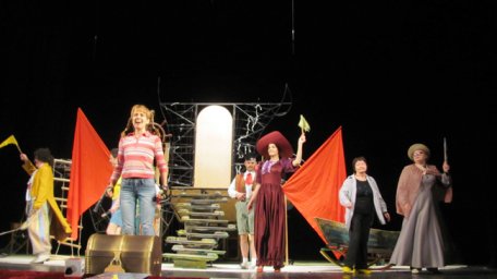 Teatrul Național readuce pe scenă spectacolul „Peppi Ciorap Lung” Teatrul Național readuce pe scenă spectacolul „Peppi Ciorap Lung”
