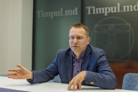 Dainius Zalimas, preşedintele Curţii Constituţionale a Lituaniei: „Constituţia nu este un pact despre suicid, ci un mijloc de apărare a statului” Dainius Zalimas, preşedintele Curţii Constituţionale a Lituaniei: „Constituţia nu este un pact despre suicid, ci un mijloc de apărare a statului”