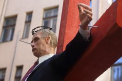 Putin răstignit. O instalație din Riga a scandalizat Kremlinul Putin răstignit. O instalație din Riga a scandalizat Kremlinul